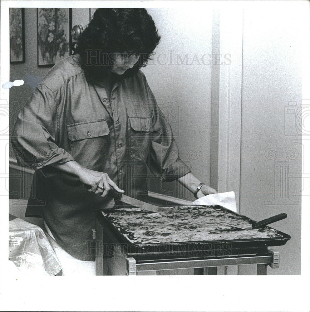 1987 Press Photo Carol Purcell Activities Director South Heritage Nursing Center - Historic Images