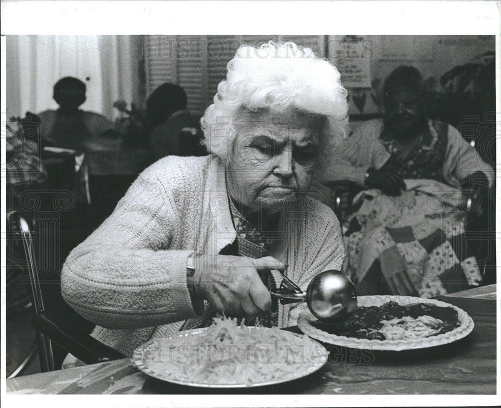 1987 Press Photo Dinner At South Heritage Nursing Center With Mae Trust - Historic Images