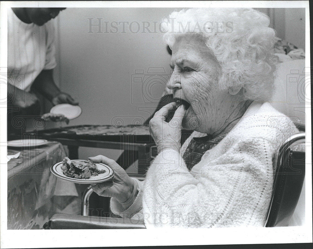 1987 Press Photo South Heritage Nursing Center Residents Eating Pizza For Dinner - Historic Images