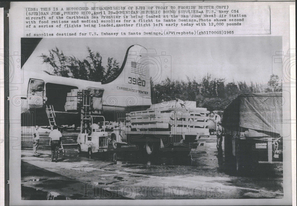 1965 Press Photo US Navy aircraft bringing food medical supplies Santo Domingo - Historic Images