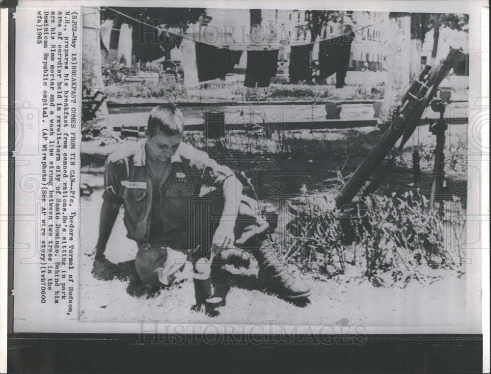 1965 Press Photo Pfc Theodore Turnel Uses Rations for Breakfast in Santo Domingo - Historic Images