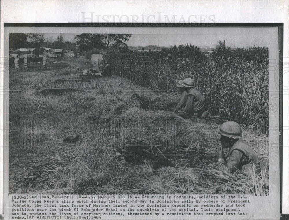 1965 Press Photo San Juan US Marines Crouch in Foxholes in Dominican Republic - Historic Images