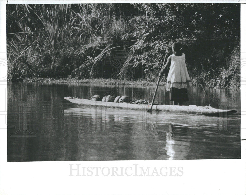 1988 Press Photo Woman Propels Dugout Canoe On Sepik River In Papus New Guinea - Historic Images