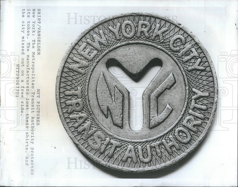 1977 Press Photo Metropolitan Transit Authority Token New York City - Historic Images