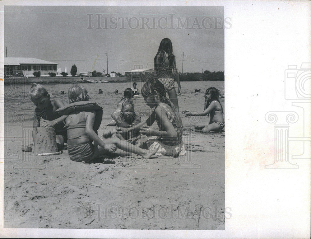 1971 Press Photo Children Make Sand Castles At Hudson Beach - Historic Images