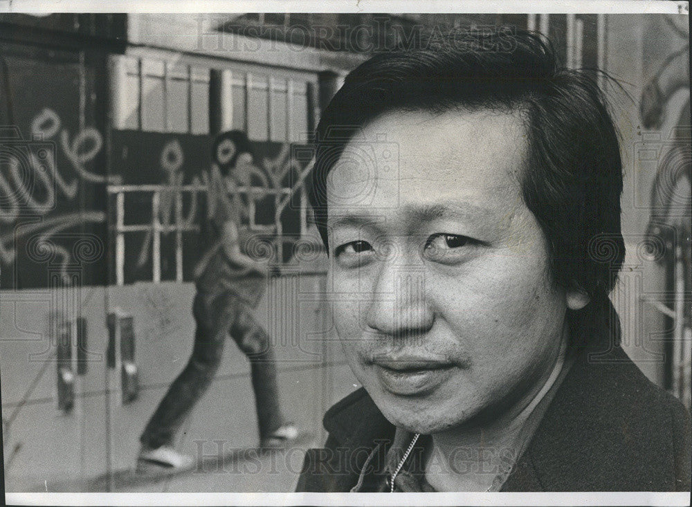 1977 Press Photo Public School Attendance Officer Harry Woo In Chinatown - Historic Images