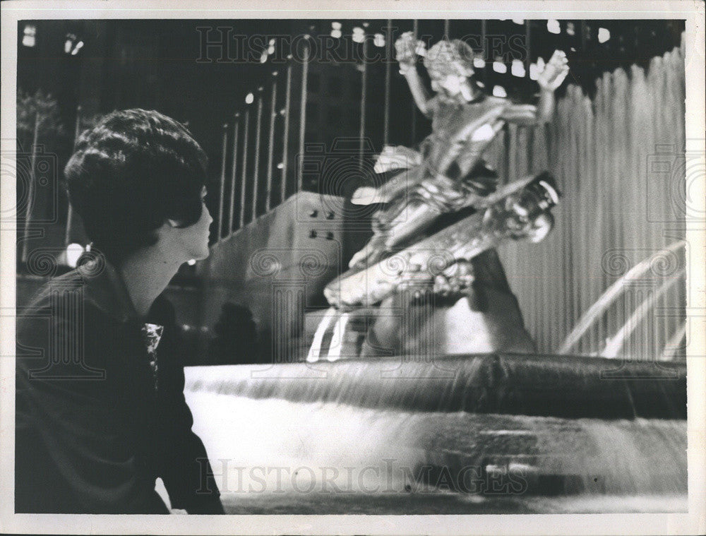 1964 Press Photo A Woman Looks At A Statue On Rockfeller Plaza - Historic Images