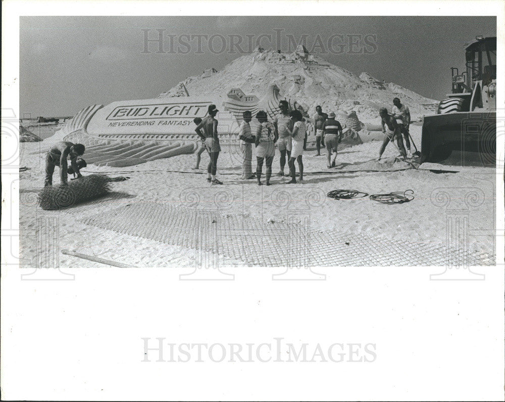 1986 Press Photo Crowd defaces sand castle , assaults guards at Treasure Islan. - Historic Images