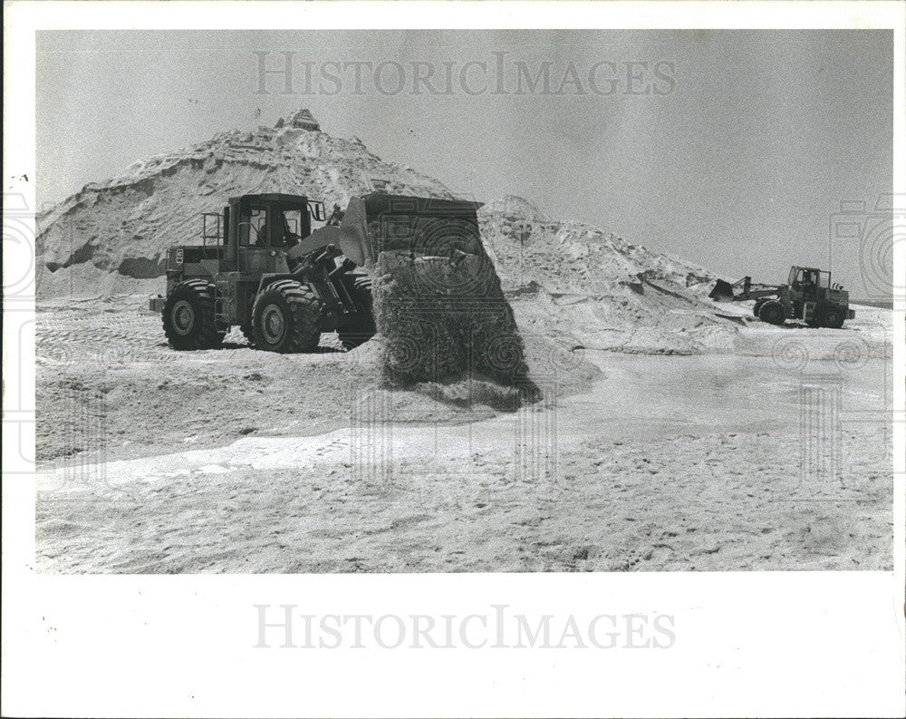 1981 Press Photo Bull dozers level the 48,000 ton sand castle &quot;Lost City of - Historic Images