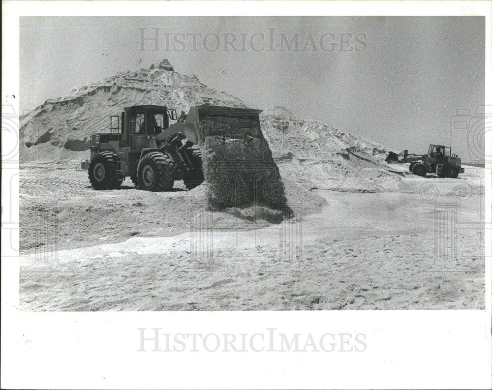 1981 Press Photo Bull dozers level the 48,000 ton sand castle "Lost City of - Historic Images