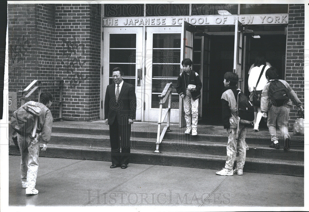 1990 Press Photo Japanese students arrive for school at the Japanese School of N - Historic Images