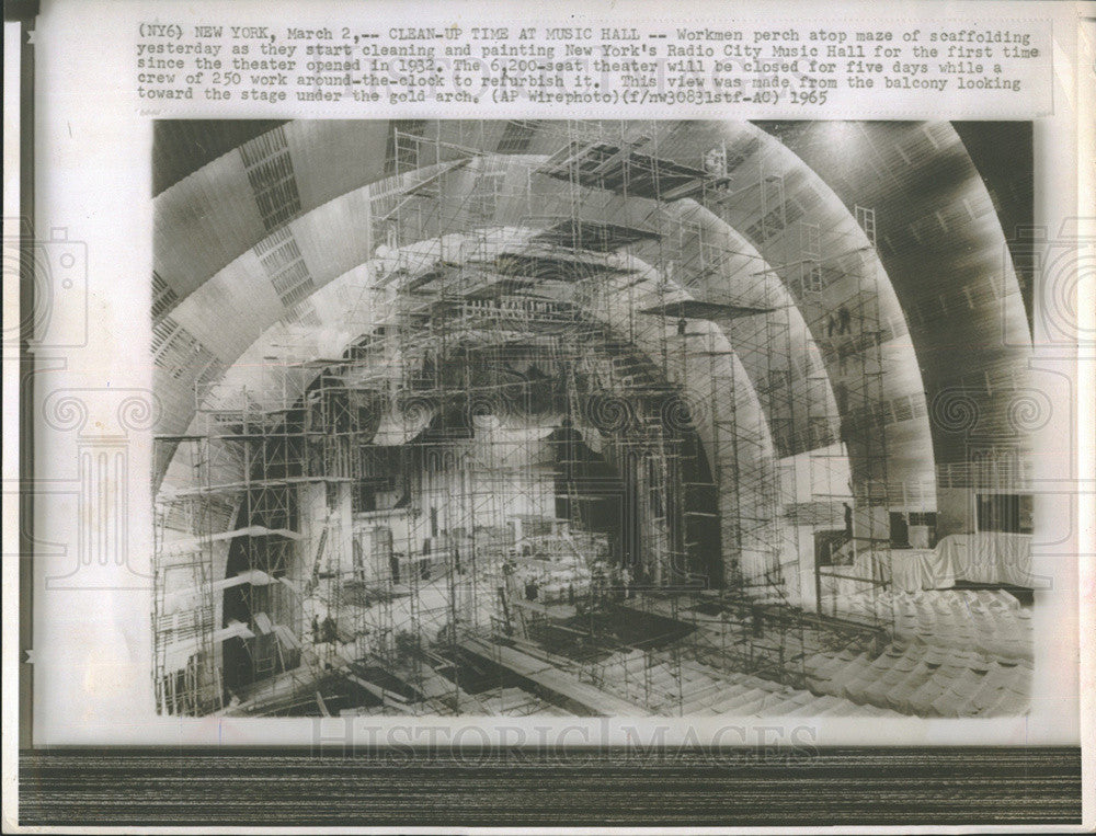 1965 Press Photo Radio City Music Hall clean up time with workmen on scaffolding - Historic Images