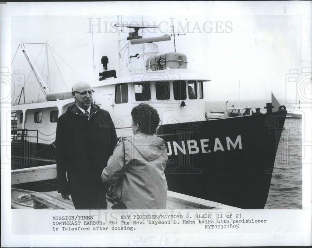 1979 Press Photo Rev. Raymond Hahn speaks with parishioner after docking at - Historic Images