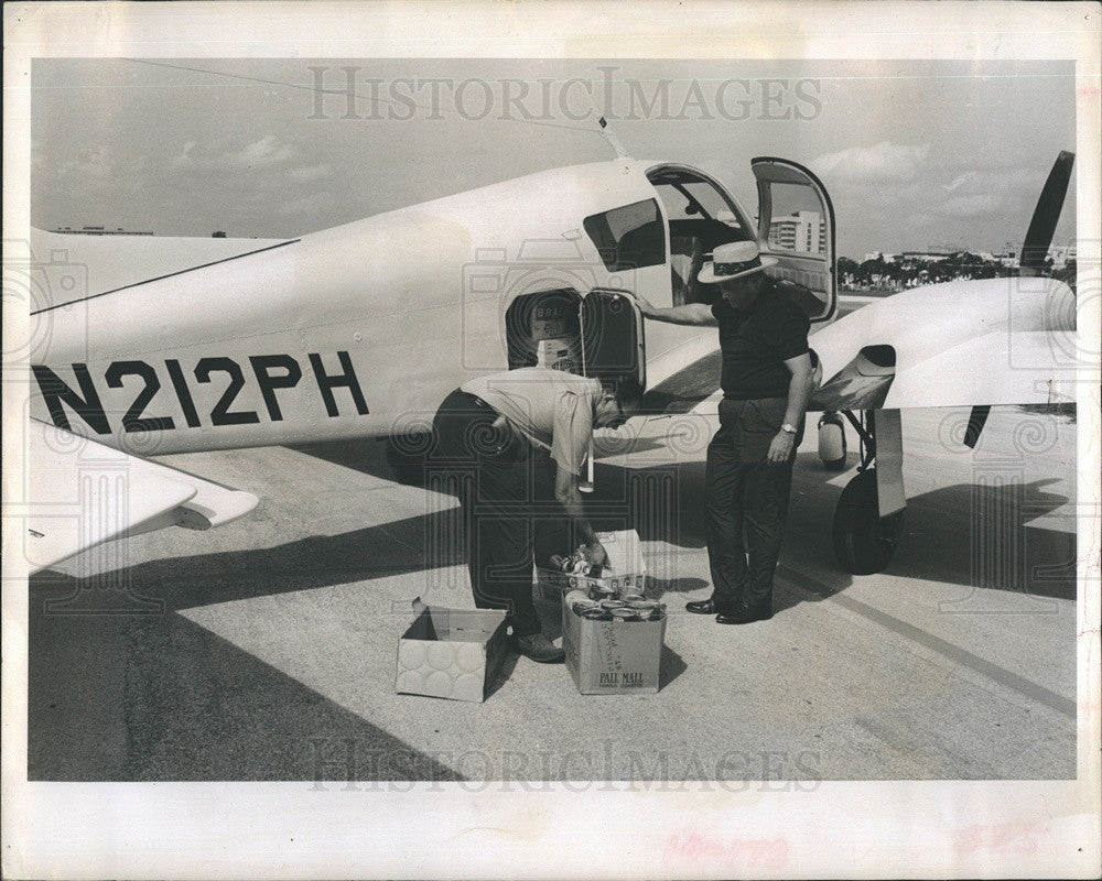 1966 Press Photo Plane leaving for Haiti with supplies for Hurricane Inez victim - Historic Images