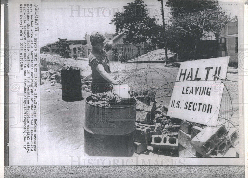 1965 Press Photo Pfc Stephan McCann, Barricade, Santo Domingo - Historic Images