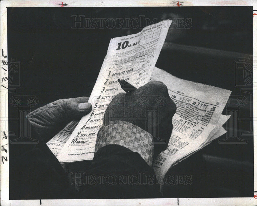 1975 Press Photo Man Makes Betting Plans at Florida Downs - Historic Images