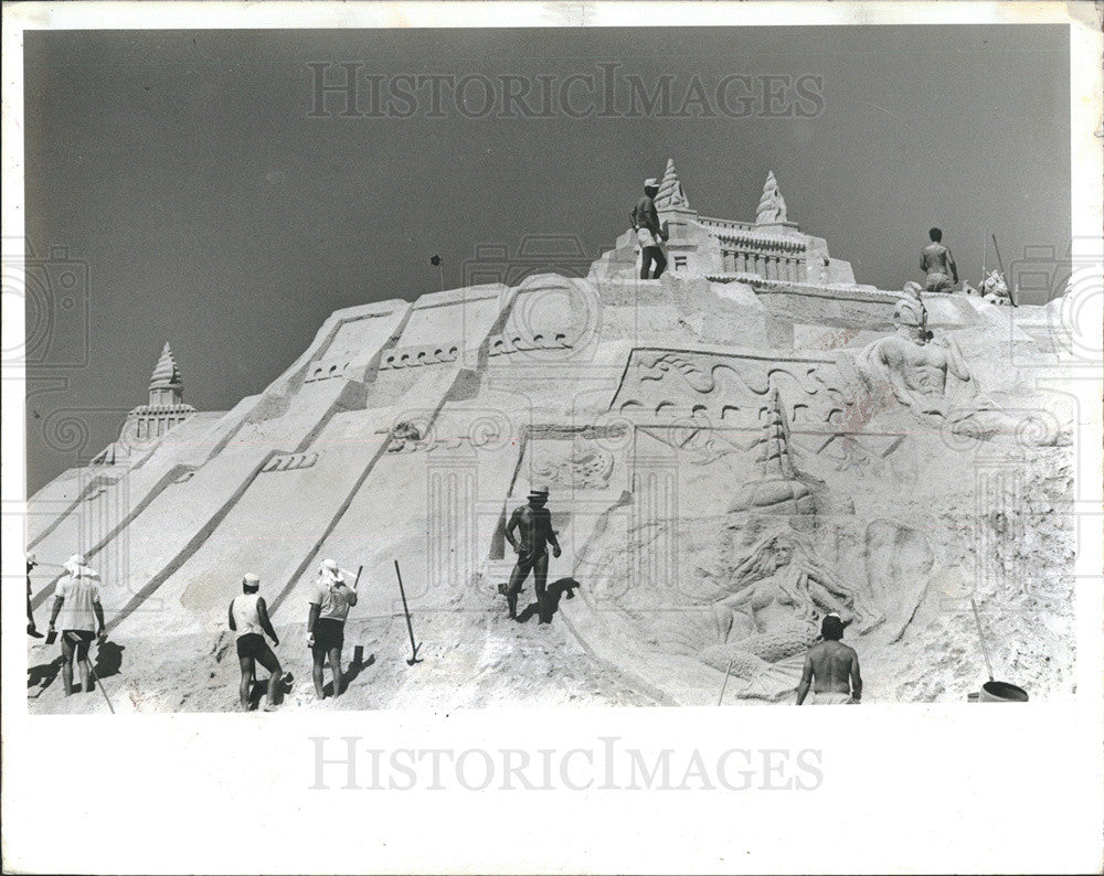 1986 Press Photo John Reyelt, Lost City of Atlantis, Sand Sculpture - Historic Images