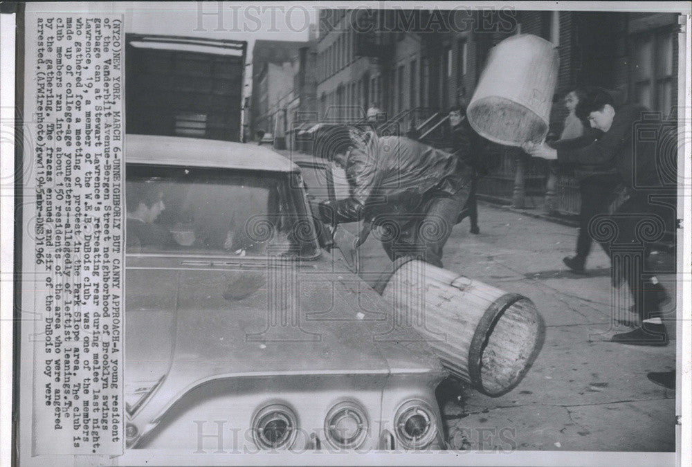 1966 Press Photo New York Brooklyn Melee Trash Can Throwing Park Slop Area - Historic Images