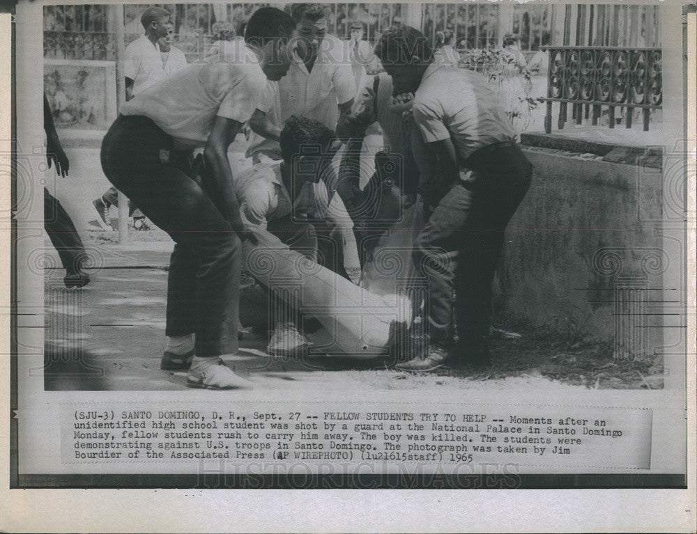 1965 Press Photo Student Shot National Palace Santo Domingo Demonstration - Historic Images