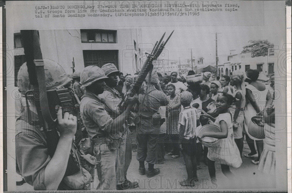 1965 Press Photo Santo Domingo U.S. Troops People Food Line - Historic Images