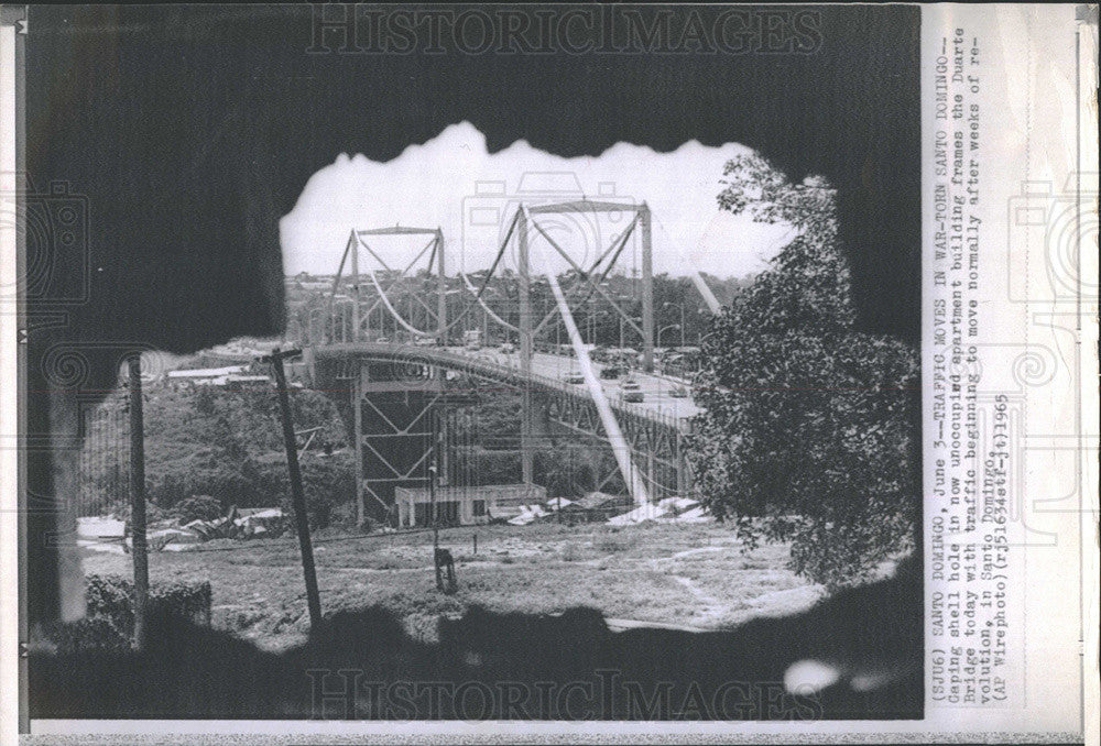 1965 Press Photo Santo Domingo War Shell Hole Apartment Building Duarte Bridge - Historic Images