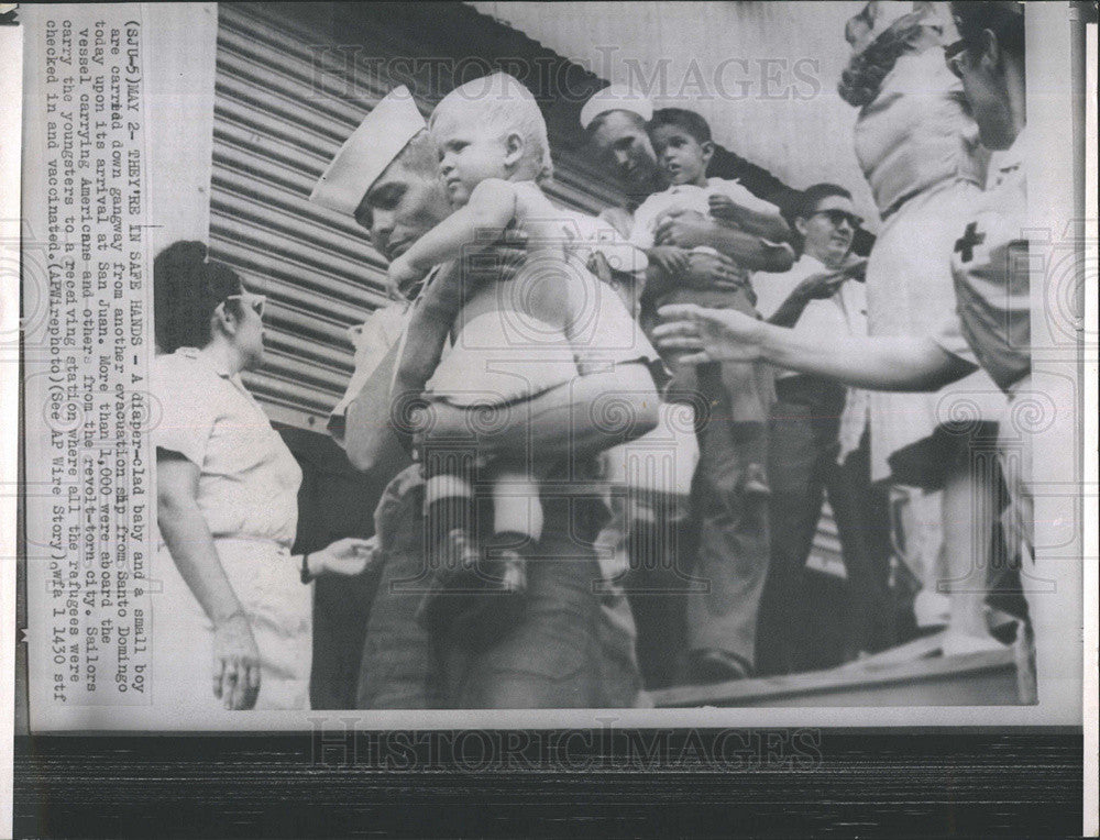 Press Photo Children are carried off an evacuation ship from Santo Domingo, - Historic Images