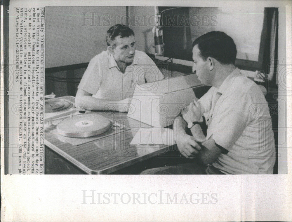 1965 Press Photo William Bailey broadcasts from Santo Domingo - Historic Images