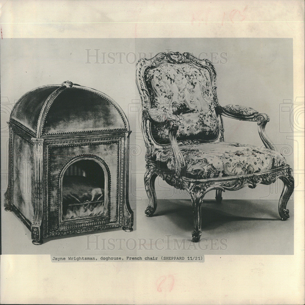 Press Photo Marie Antoinette&#39;s doghouse and french chair in Wrightman rooms of - Historic Images