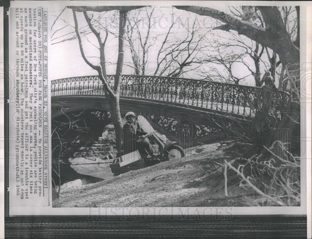 1965 Press Photo Police Ride Motorized Scooters Through New Yorks Parks - Historic Images