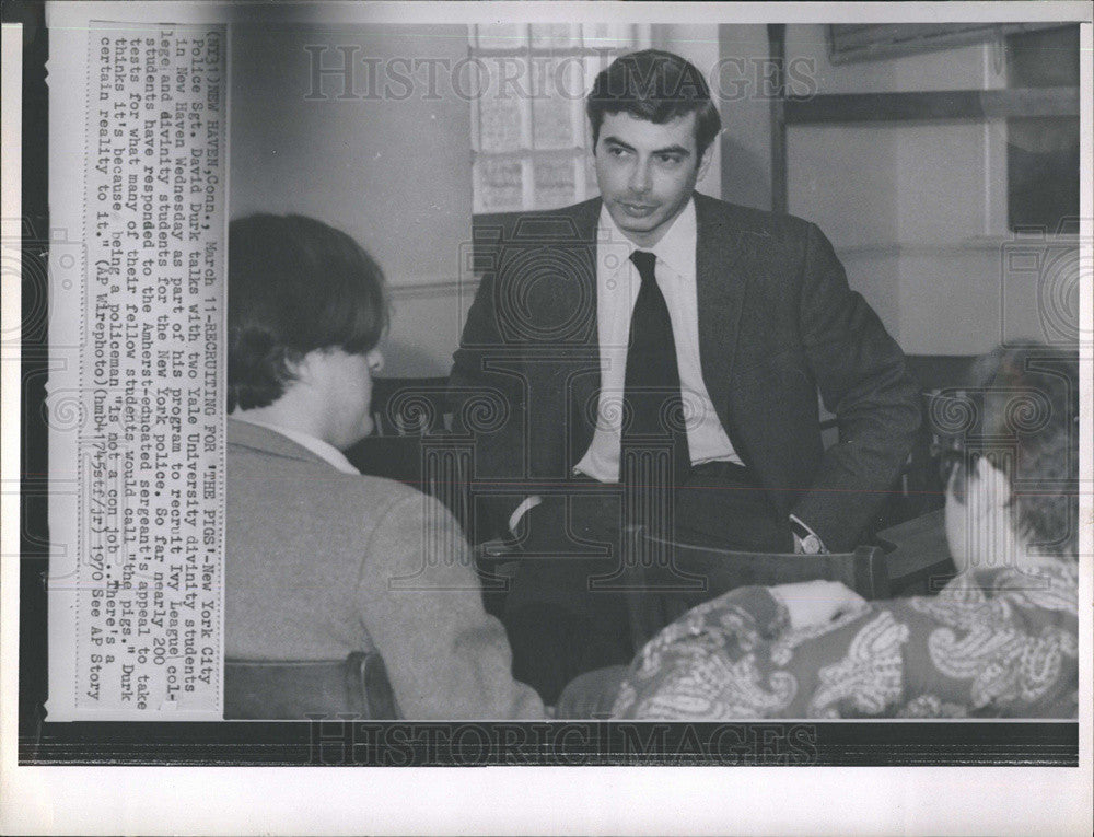 1970 Press Photo New York City Police Sargeant is Recruiting at Yale - Historic Images