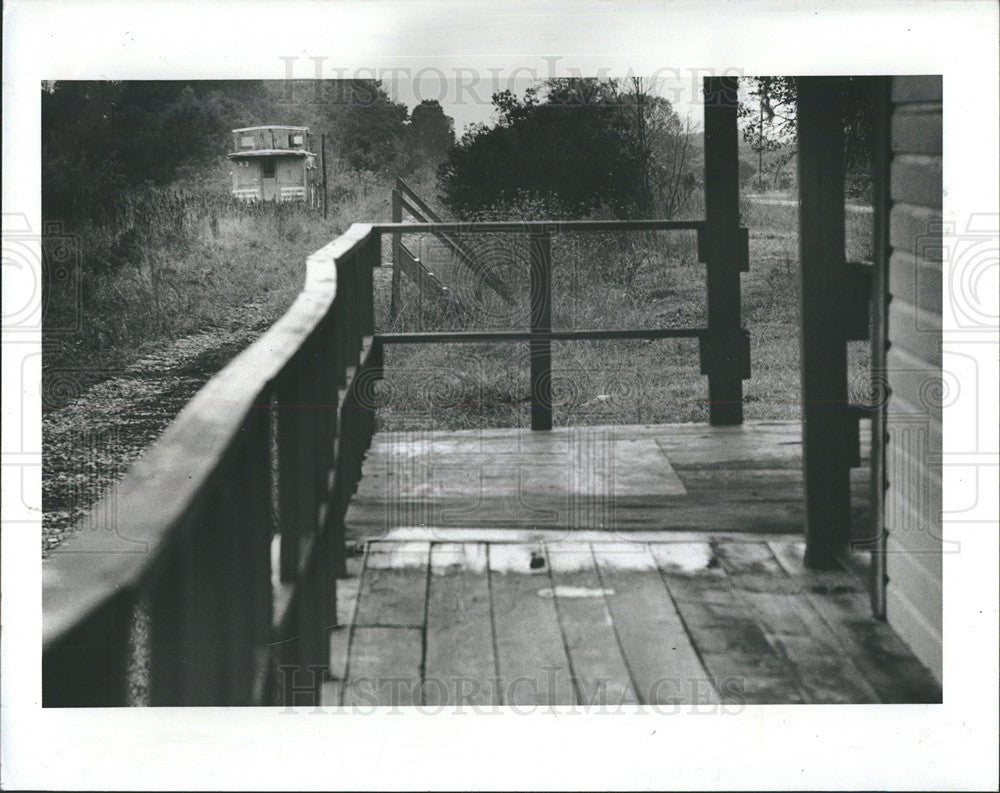 1978 Press Photo Deserted Caboose Stand is the Weed as a Reminder of the Past - Historic Images