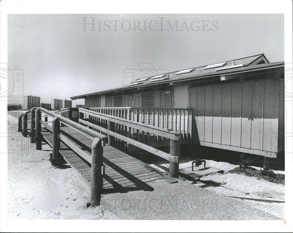 19984 Press Photo Cedar Bath House at Sand Key Park for Beach Goers - Historic Images