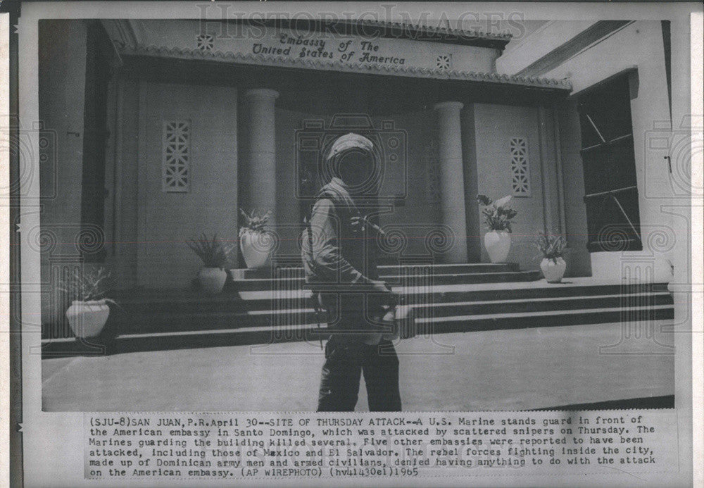 1965 Press Photo U.S. Marine stands guard at the American embassy in Santo - Historic Images