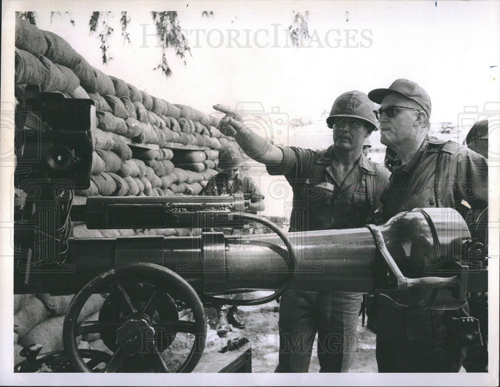 1966 Press Photo William Tapley Bennett &amp; Lt. Herbert J. Lloyd military leaders - Historic Images