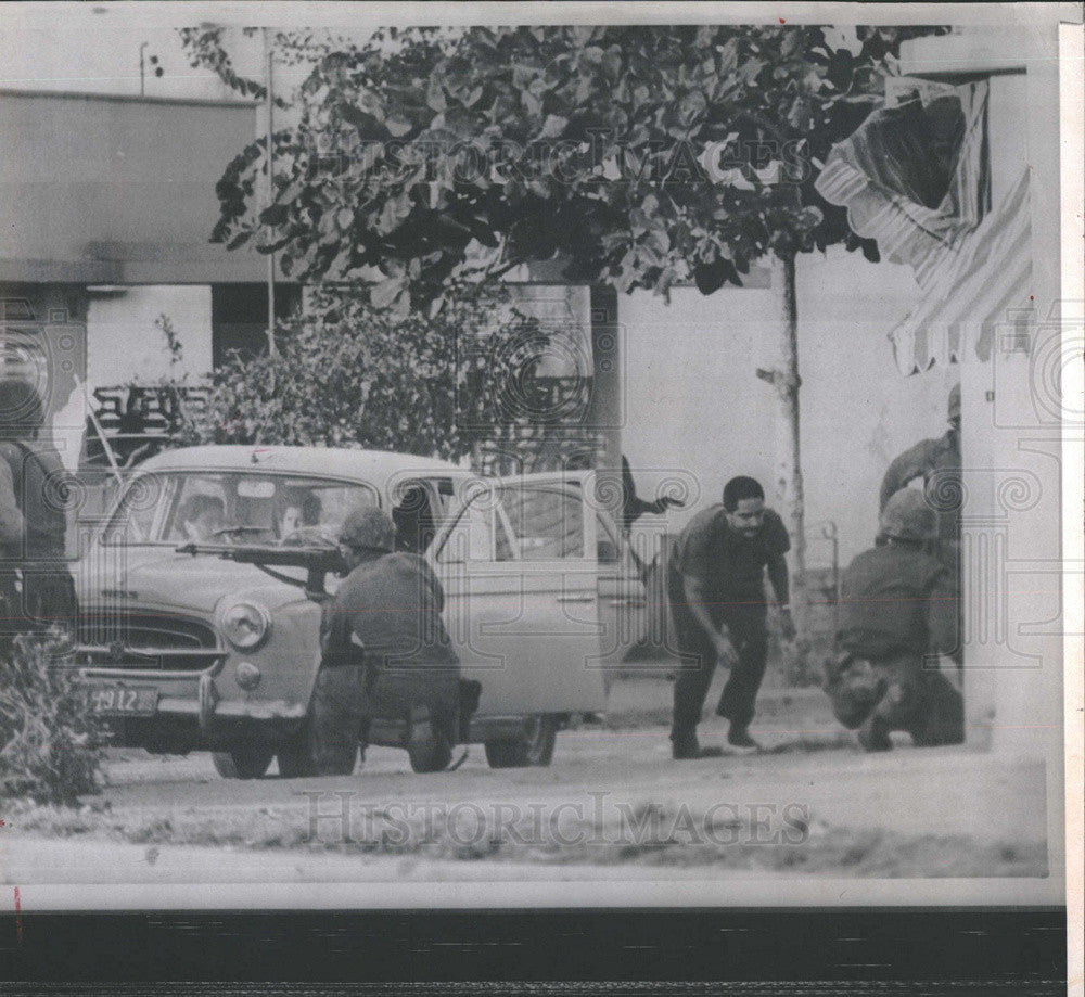 1965 Press Photo Santo Domingo Family White Flag Car Flees Safety U.S. Marines - Historic Images