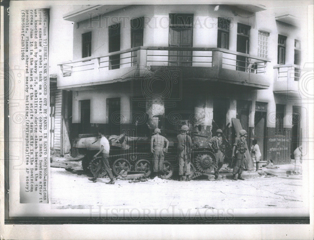 1965 Press Photo Rebel Tank Santo Domingo America Troops Knocked Out - Historic Images