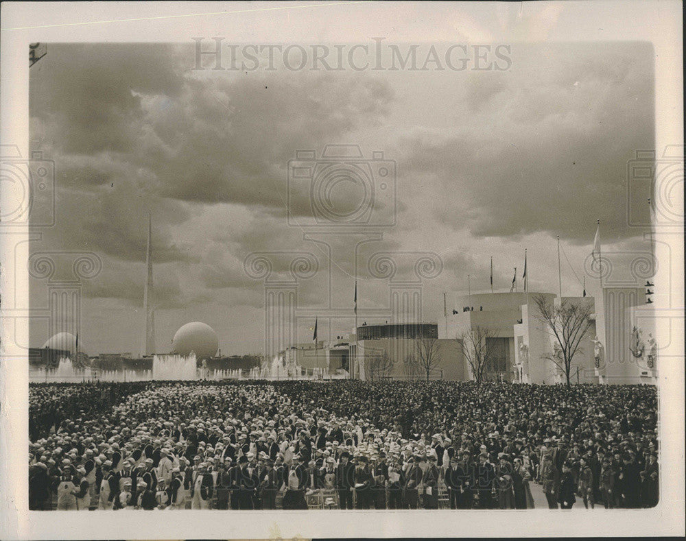 Press Photo Crowd People Fountain Outside Building Sky Clouds - Historic Images