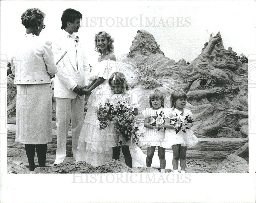 1987 Press Photo Kevin Pilsbury &amp; Kelli Wheeler marry in front of a sand castle. - Historic Images