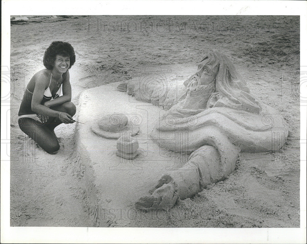 1988 Press Photo Jackie Weisgerber finishes her sand sculpture. - Historic Images