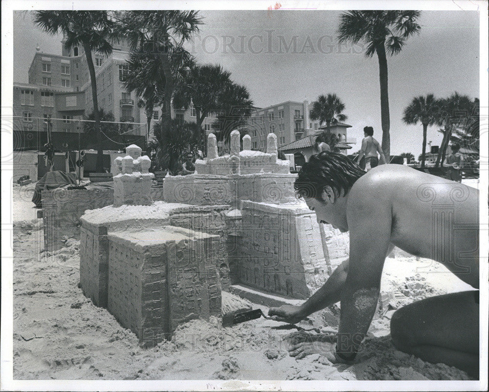 1982 Press Photo Marc Versley finishes grand prize winning sand sculpture. - Historic Images