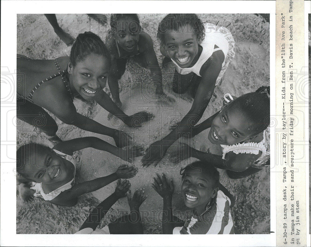 1989 Press Photo Children from the 18th Avenue Park in Tampa make their sand - Historic Images