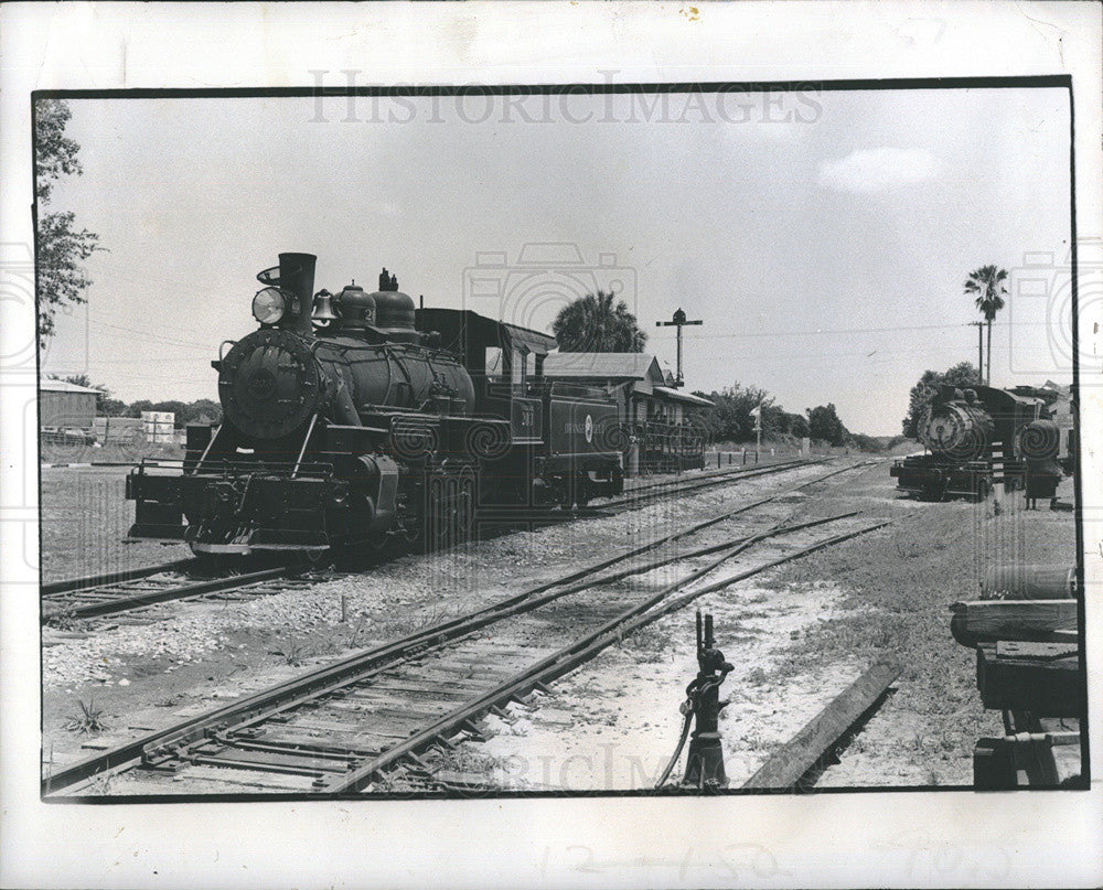 1977 Press Photo Orange Belts Steam Engine Florida - Historic Images