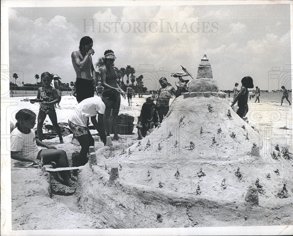 Press Photo Building sand castles at the beach - Historic Images