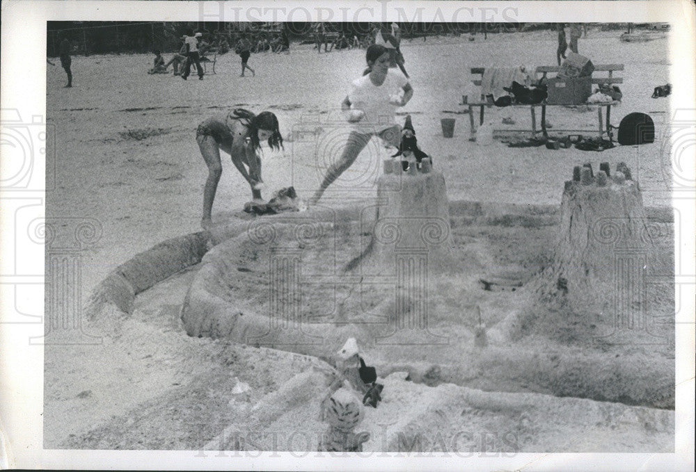 1974 Press Photo Building sandcastles at the beach - Historic Images