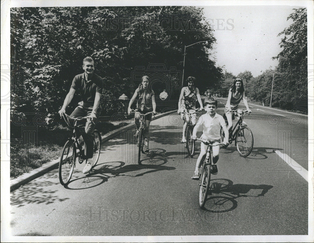 1967 Press Photo New York City Bike Day Mayor John Vliet Lindsay Central Park - Historic Images