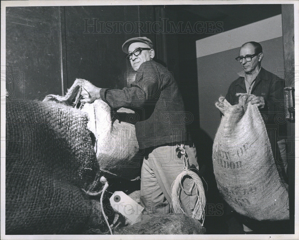 1970 Press Photo Collecting all the garbage at Rockefeller Center at the end of - Historic Images