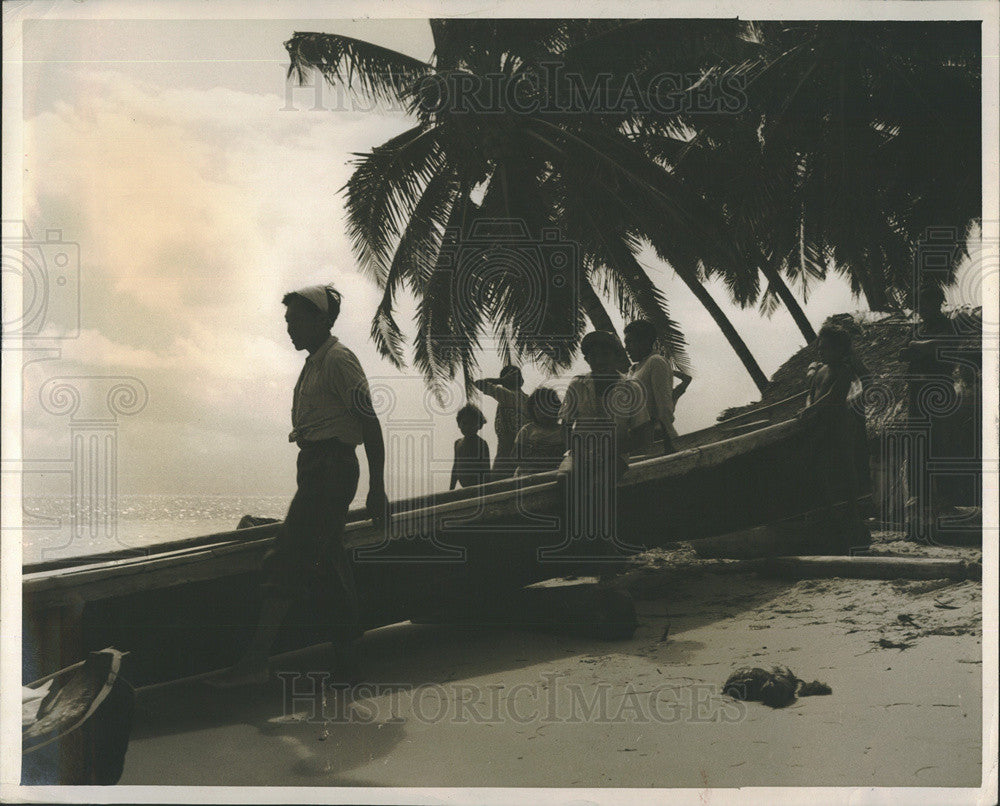 Press Photo Palm Trees and Fishermen at San Blas Islands - Historic Images