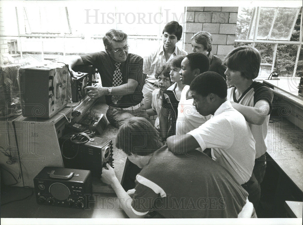 1982 Press Photo Electric Workshop Students Milton Hershey School Pennsylvania - Historic Images