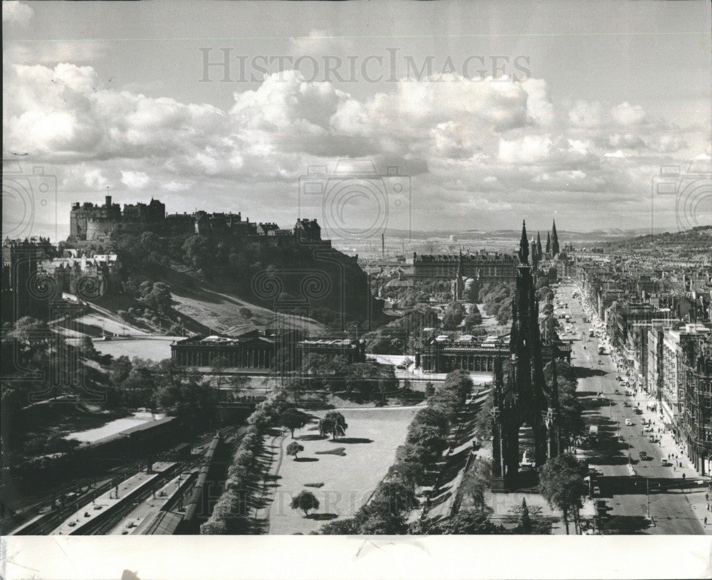 1961 Press Photo View of Edinburgh Left is Edinburgh Castle - Historic Images