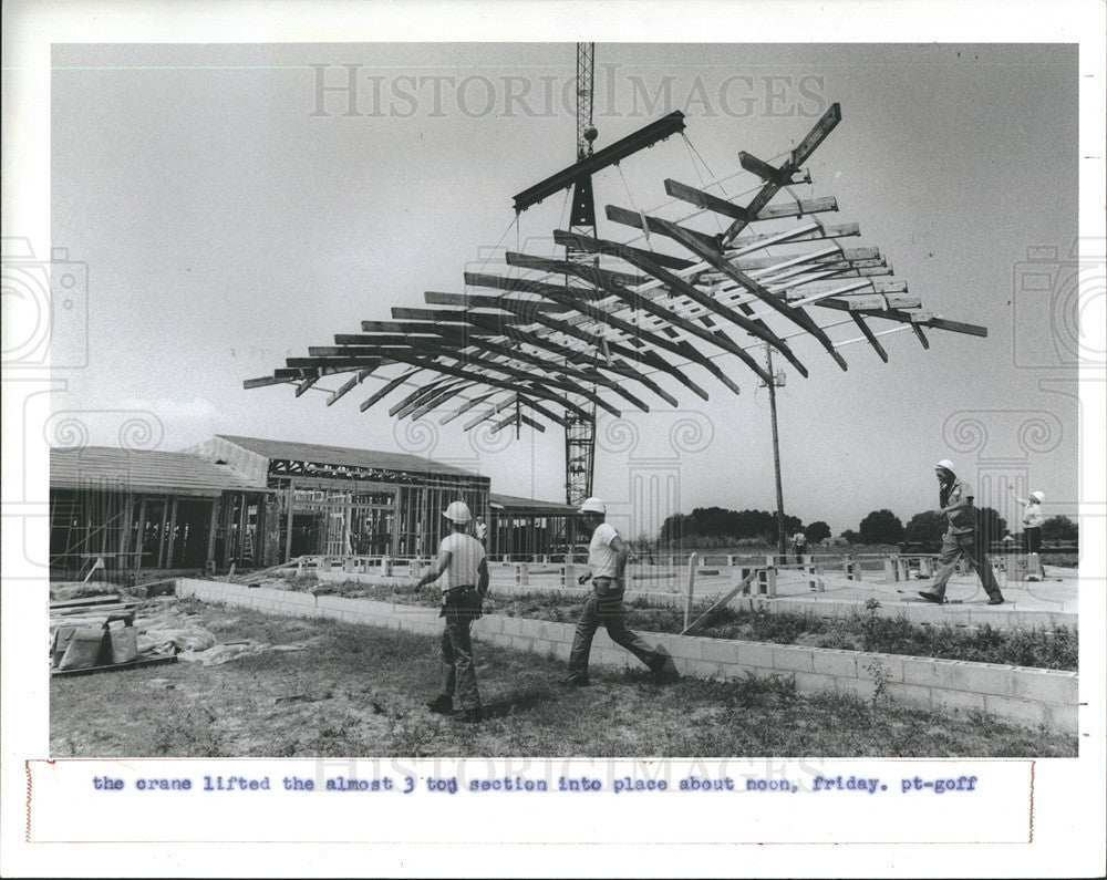 1986 Press Photo Placing the roof on the new San Antonio Boys Village home - Historic Images